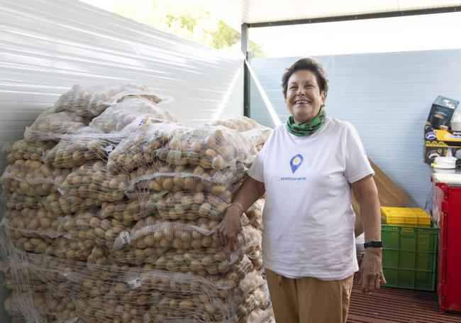 Emelina Martín con varios sacos de papas llegadas desde Íscar