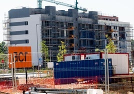 Bloque de pisos en construcción en el nuevo barrio de los cuarteles de Valladolid.