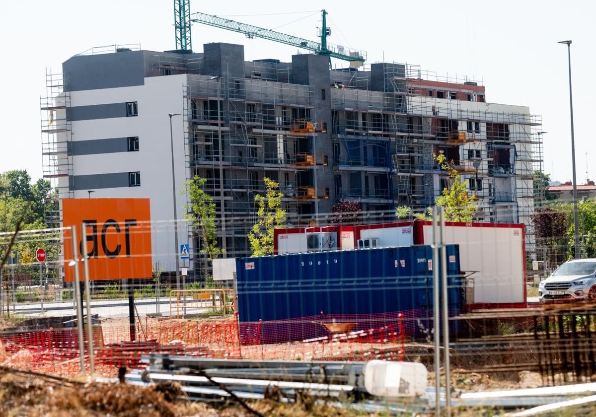 Bloque de pisos en construcción en el nuevo barrio de los cuarteles de Valladolid.