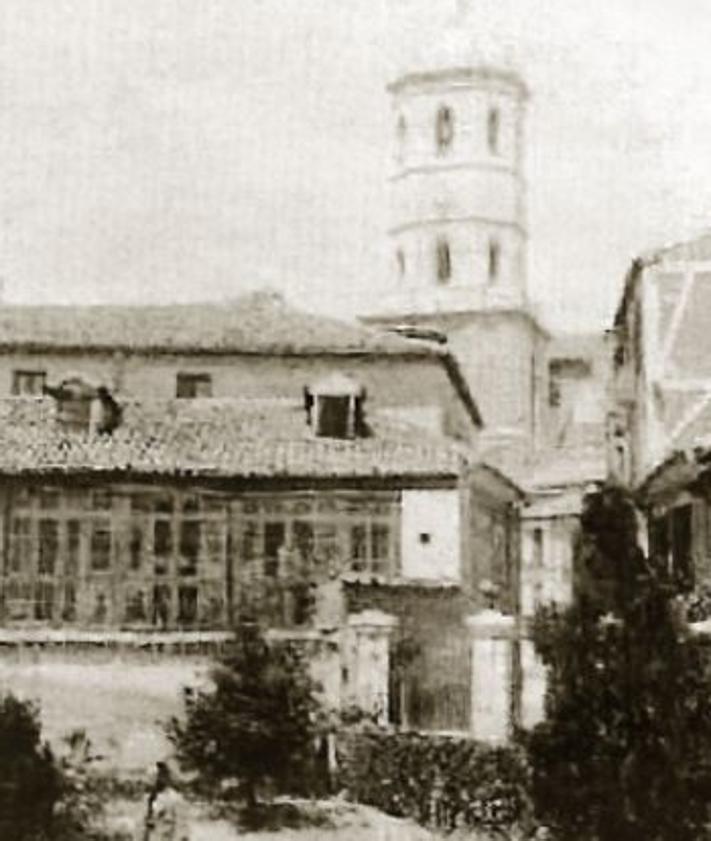 Imagen secundaria 2 - Arriba, entrada actual donde se observa la caseta; abajo a la derecha, vista del jardín desde la plaza de la Universidad y, en último lugar, la misma entrada.