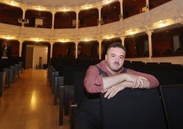 Miguel Mota posa en el patio de butacas del Teatro Principal.