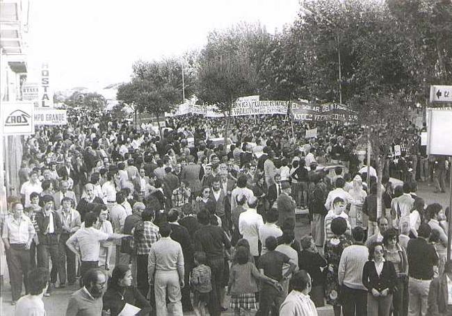 Manifestación exigiendo escuelas en el Campo Grande, septiembre de 1976.