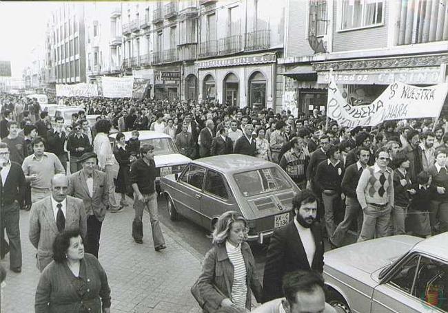 La manifestación de vecinos de la Rondilla para pedir: La Ribera es nuestra.