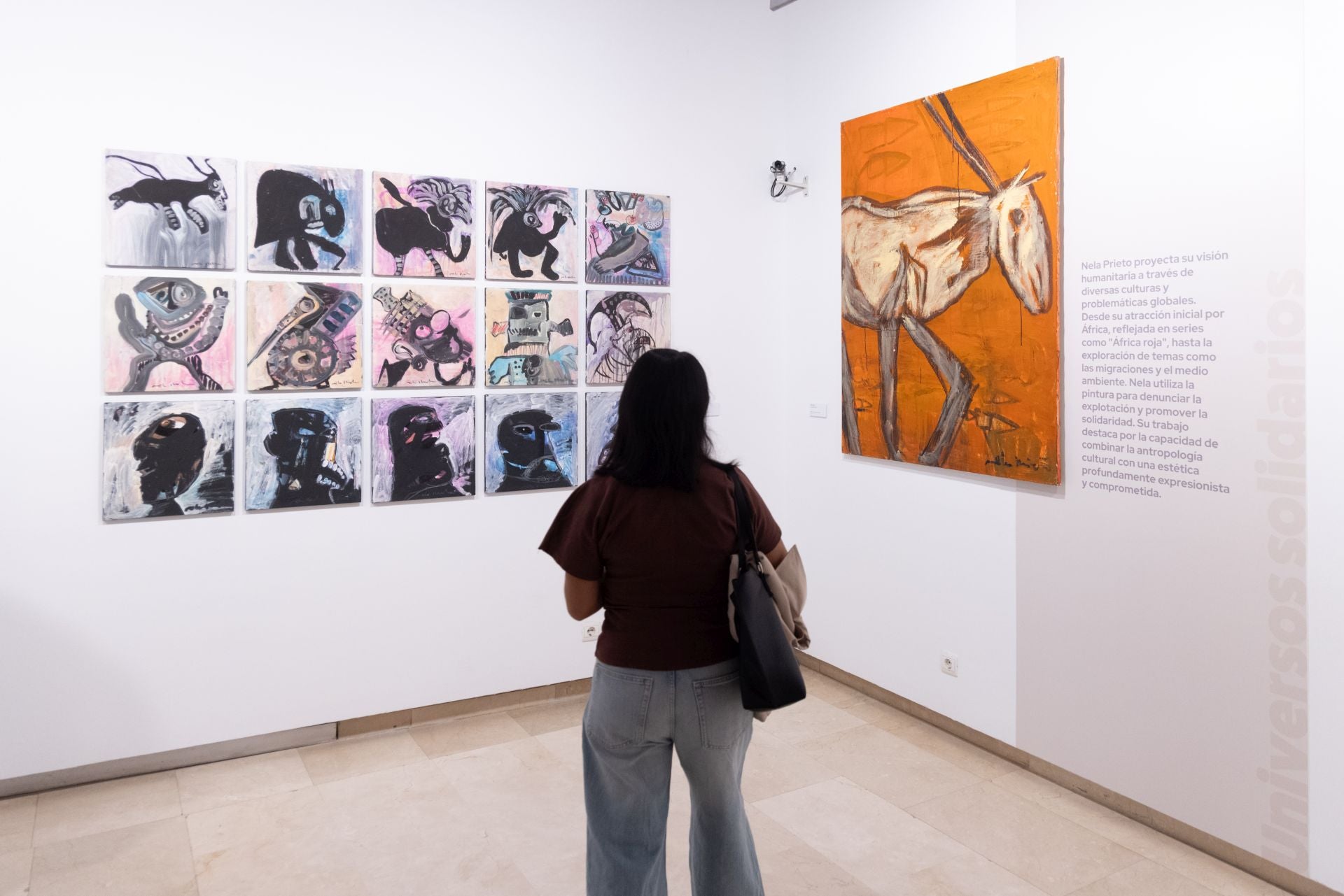 A la izquierda, la serie 'Encanto África' (2011) y a la derecha, 'África roja' (1998).