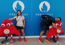 Sofía García y Raúl Carrasco posan con las dos réplica de las mascotas de los Juegos Paralímpicos en París.