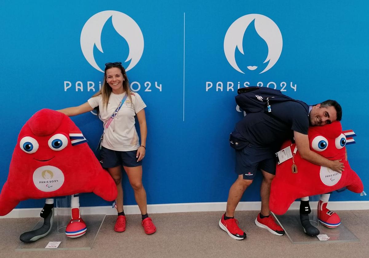 Sofía García y Raúl Carrasco posan con las dos réplica de las mascotas de los Juegos Paralímpicos en París.
