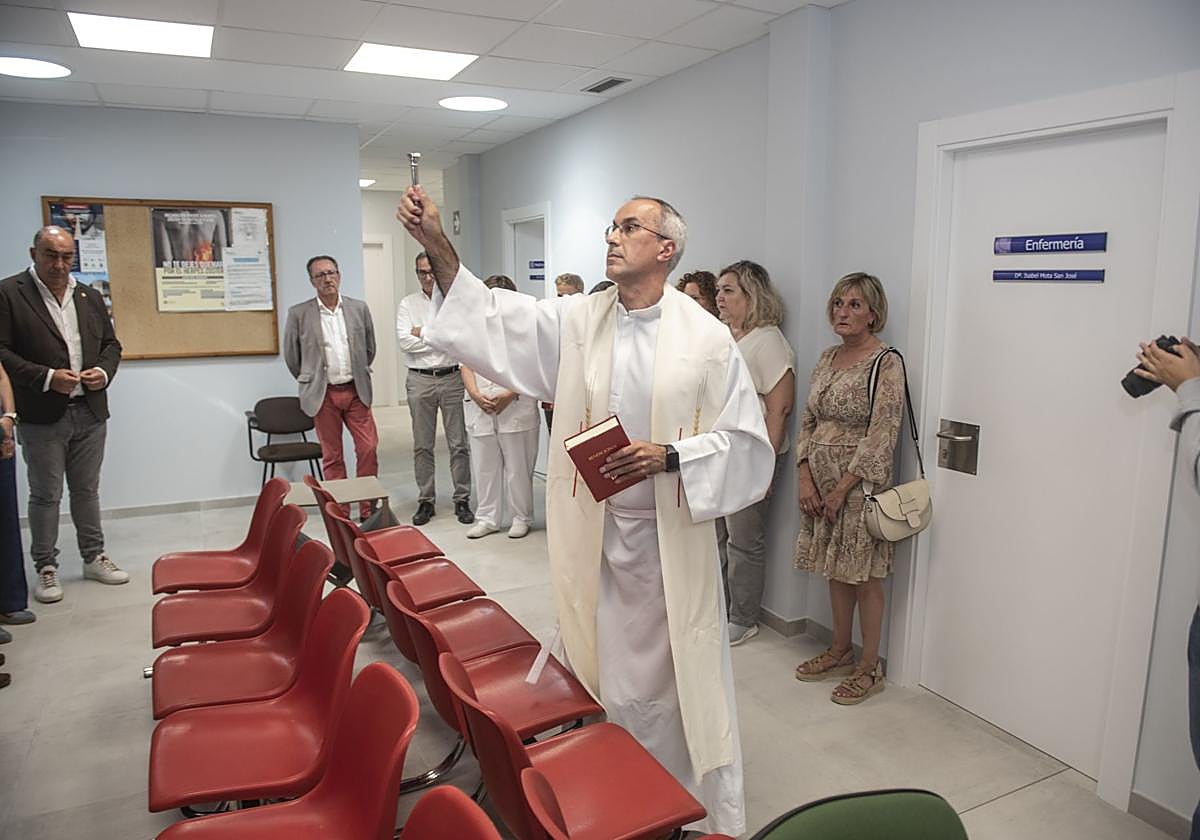 Un sacerdote bendice el consultorio médico de Palazuelos de Eresma.