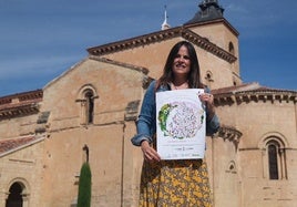 La artista Raquel Bartolomé posa con el cartel que anuncia el evento deportivo.