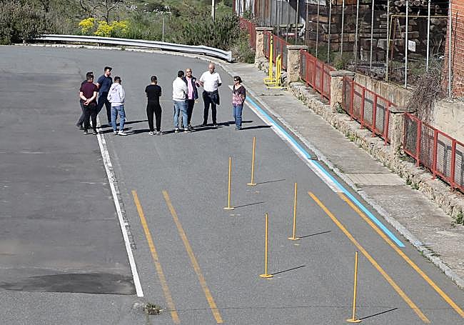 Varias personas esperan su turno para realizar la prueba de circulación en Segovia.