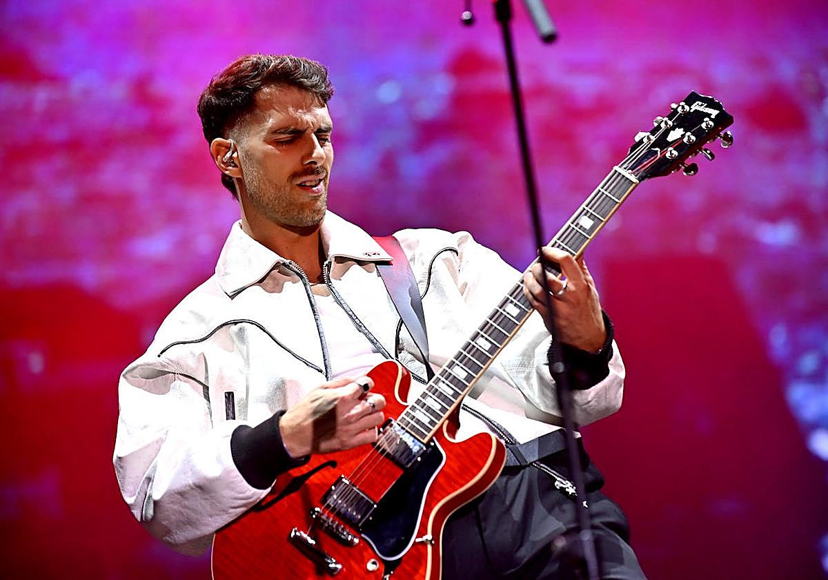 Álex, cantante y guitarrista de Augusta Sonora, durante el concierto.