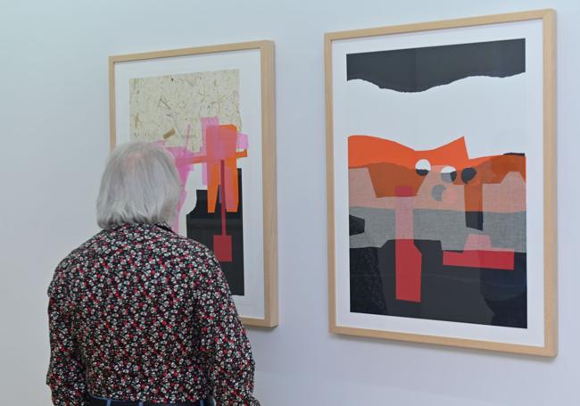 Un visitante de la galería observa obras de Rincón.