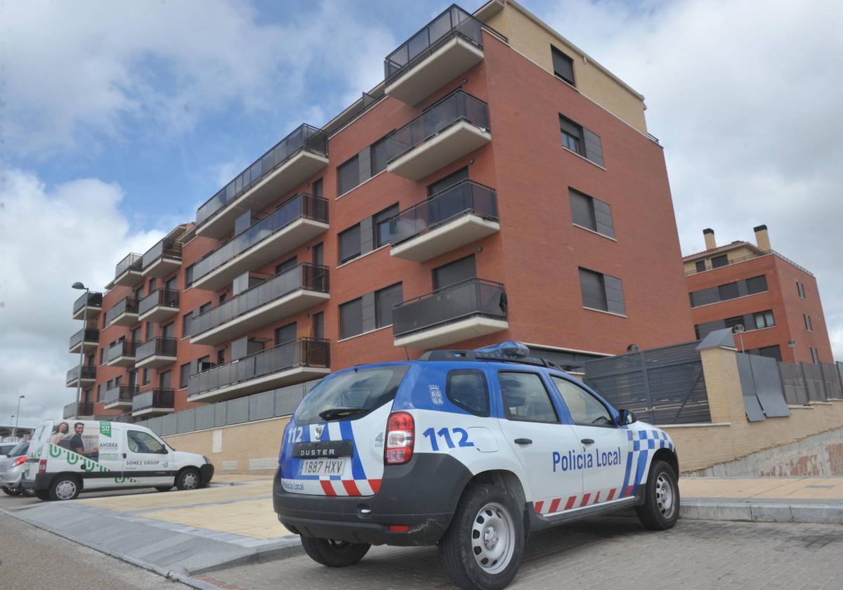 Una patrulla de la Policía Local, frente al edificio en una imagen de archivo.