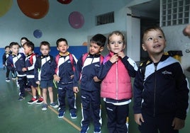 Alumnos del colegio La Salle esperan en la fila este viernes.