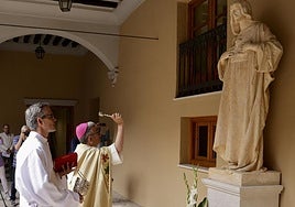 Luis Argüello bendice la imagen del Corazón de Jesús obra de Ramón Núñez.