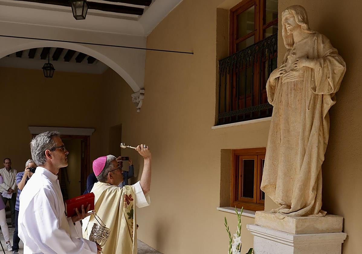 Luis Argüello bendice la imagen del Corazón de Jesús obra de Ramón Núñez.