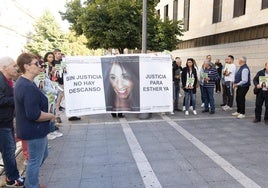 Medio centenar de asistentes este viernes en las puertas del juzgado para pedir justicia para Esther.