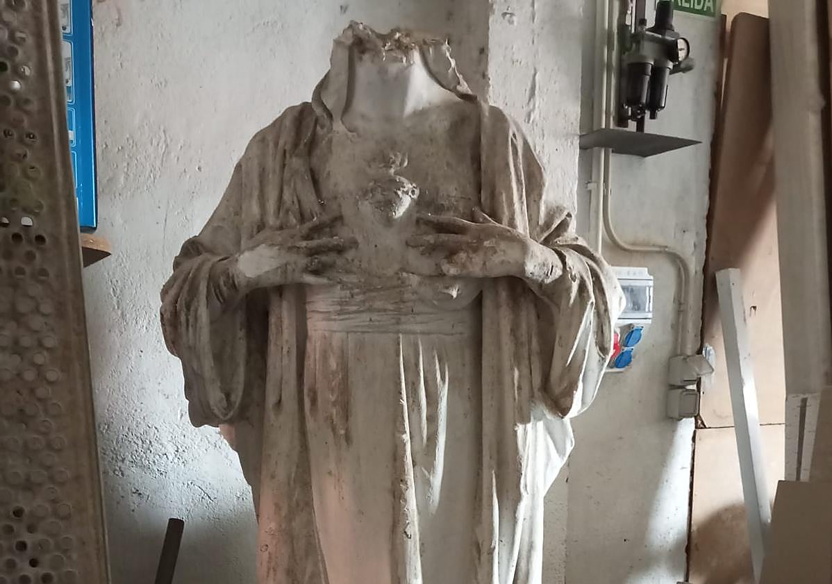 Imagen principal - Arriba, cómo estaba el yeso en la antigua casa de Ramón Núñez en la calle Juan Mambrilla; debajo, situación de la imagen en su fragmentación y, a continuación, el resultado que se puede ver en el patio del Arzobispado. 