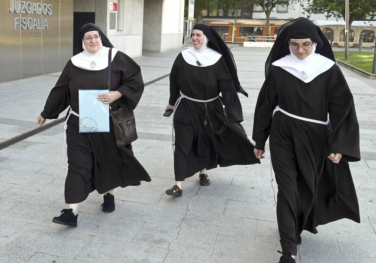 Sor Paz mirando al suelo, a la derecha, cuando salió de los juzgados de Burgos junto a la exabadesa y a Sor Sión de ratificar la denuncia contra Iceta.