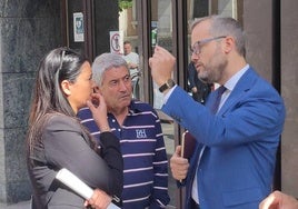 El abogado explica al padre y a la hermana de Esther los detalles de la declaración de este viernes.