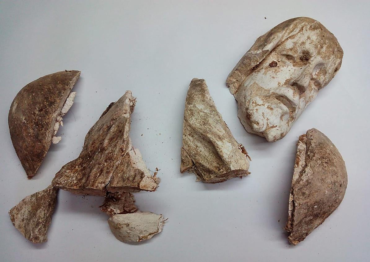 Imagen secundaria 1 - Arriba, cómo estaba el yeso en la antigua casa de Ramón Núñez en la calle Juan Mambrilla; debajo, situación de la imagen en su fragmentación y, a continuación, el resultado que se puede ver en el patio del Arzobispado. 