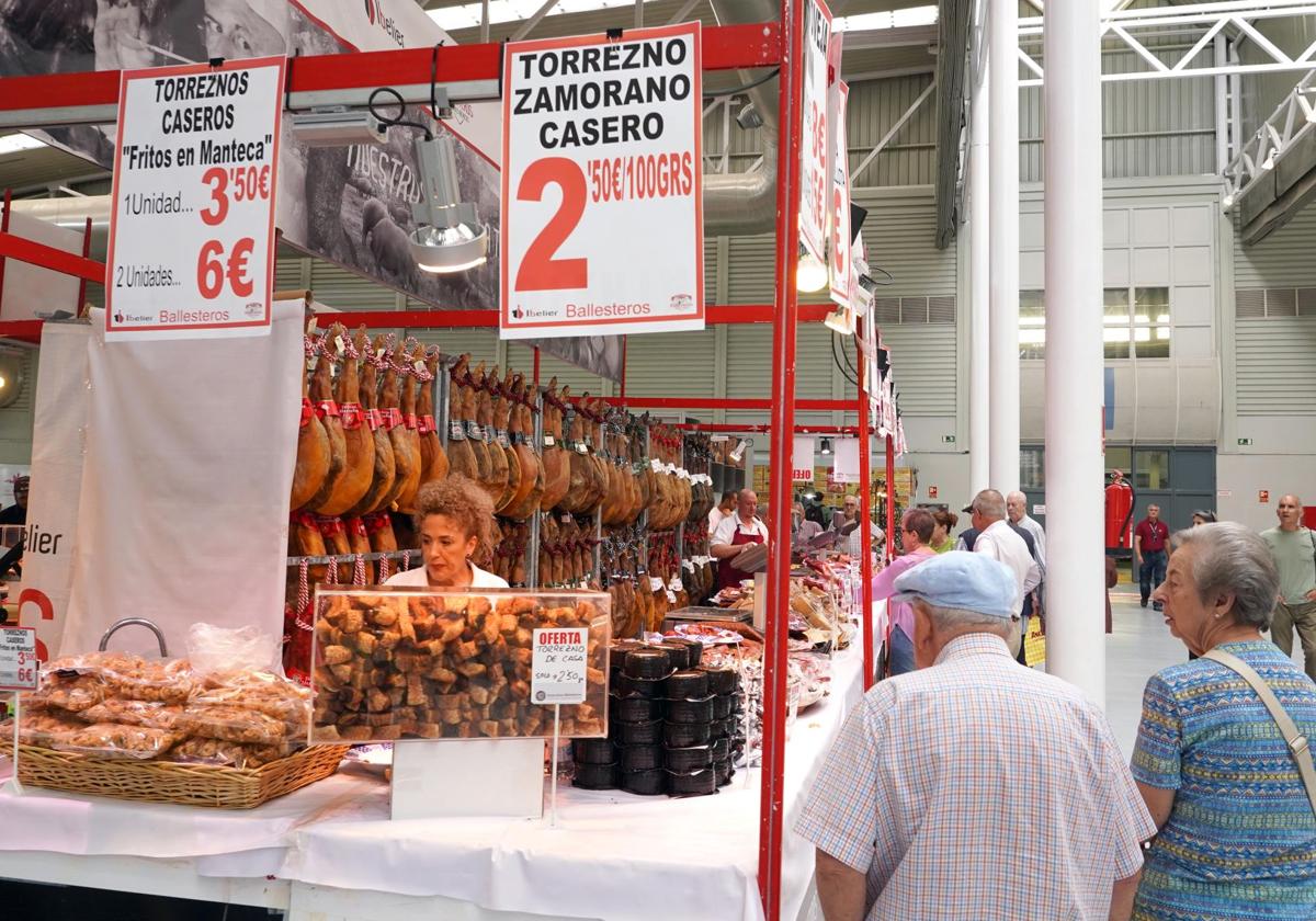 Venta de embutidos en la Feria de Valladolid.