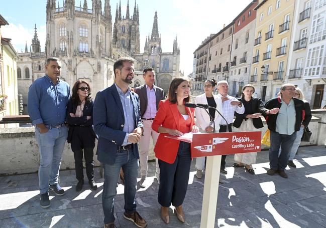 Luis Tudanca y Esther Peña, ante la Catedral de Burgos durante la apertura del curso político en la provincia burgalesa, este miércoles.