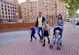 Tania e Ismael acompañando a sus hijos al colegio y la guardería