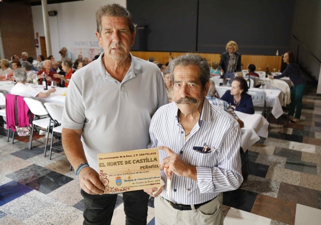 El alcalde de Olivares de Duero, Tomás de Andrés, y el presidente de la Asociación San Pelayo, Ángel García, con la placa entregada a El Norte por pare de la asociación.