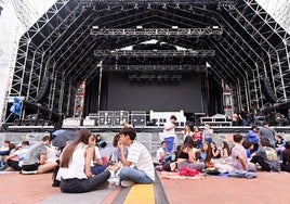 Fans de Ana Mena haciendo cola a la espera de su concierto