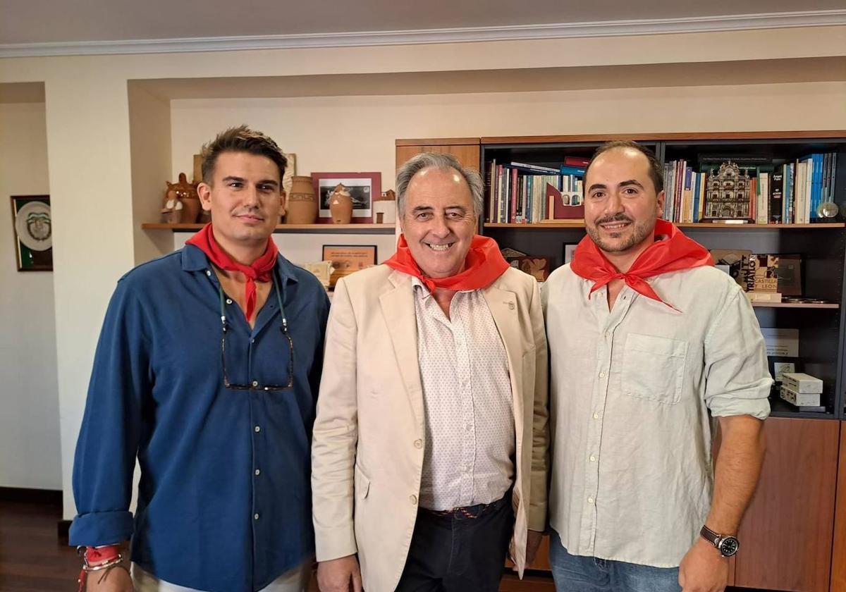 Los pregoneros, junto al alcalde de Laguna.