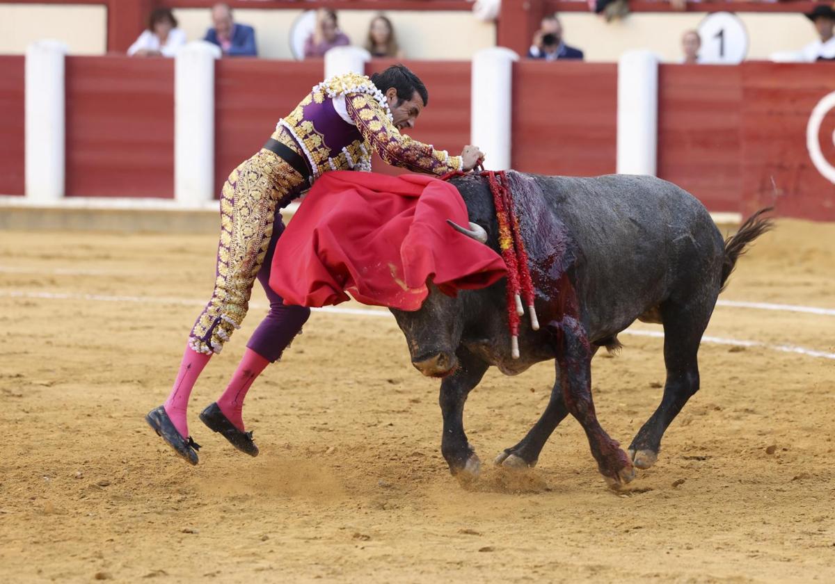 De Justo entra a matar con el estoque hasta la bola.