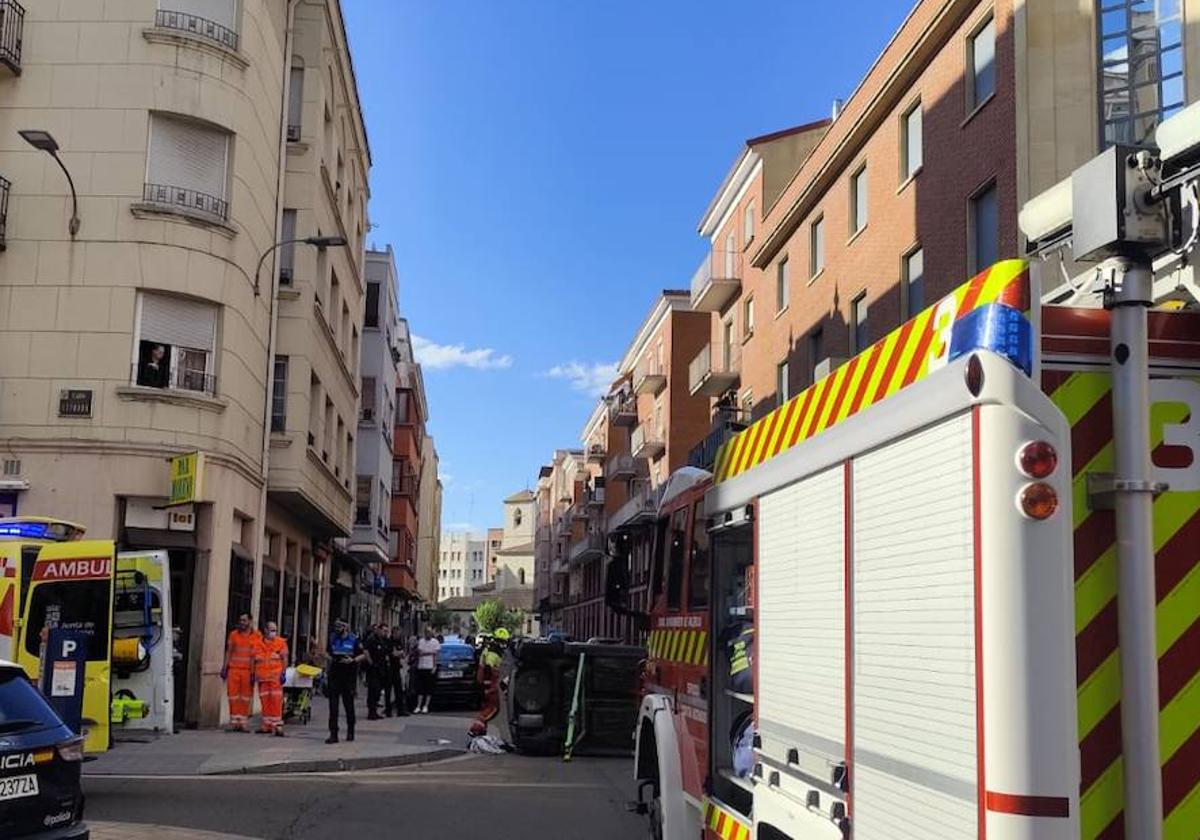 Vehículo volcado tras el accidente en la calle La Puebla.