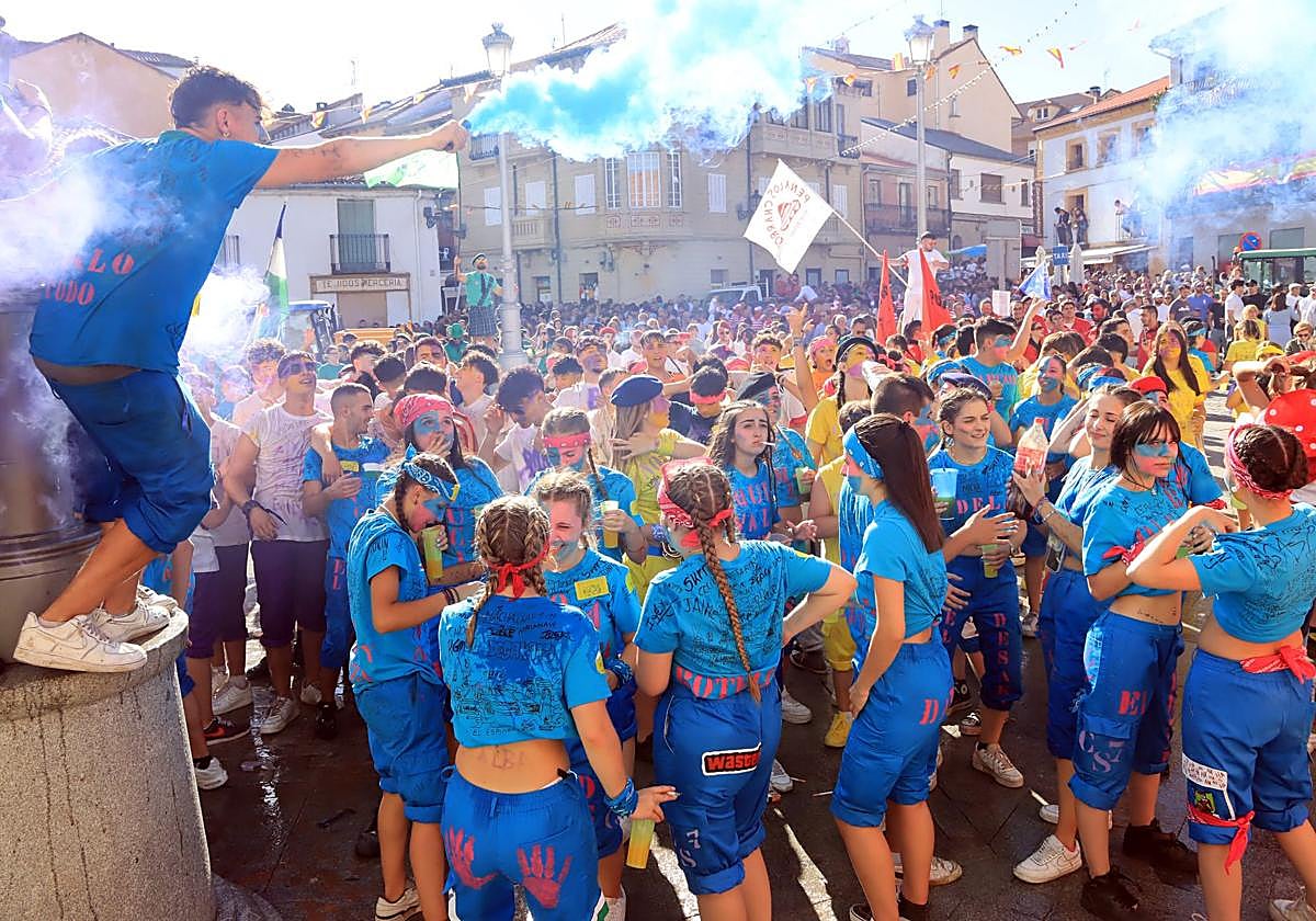 Cientos de espinariegos celebran en la plaza de la Constitución el inicio de las fiestas.