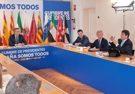 Mañueco interviene en la cumbre territorial del PP, con Alfonso Rueda (Galicia) y Juanma Moreno Bonilla (Andalucía) a su lado y Feijóo en la cabecera de la mesa.