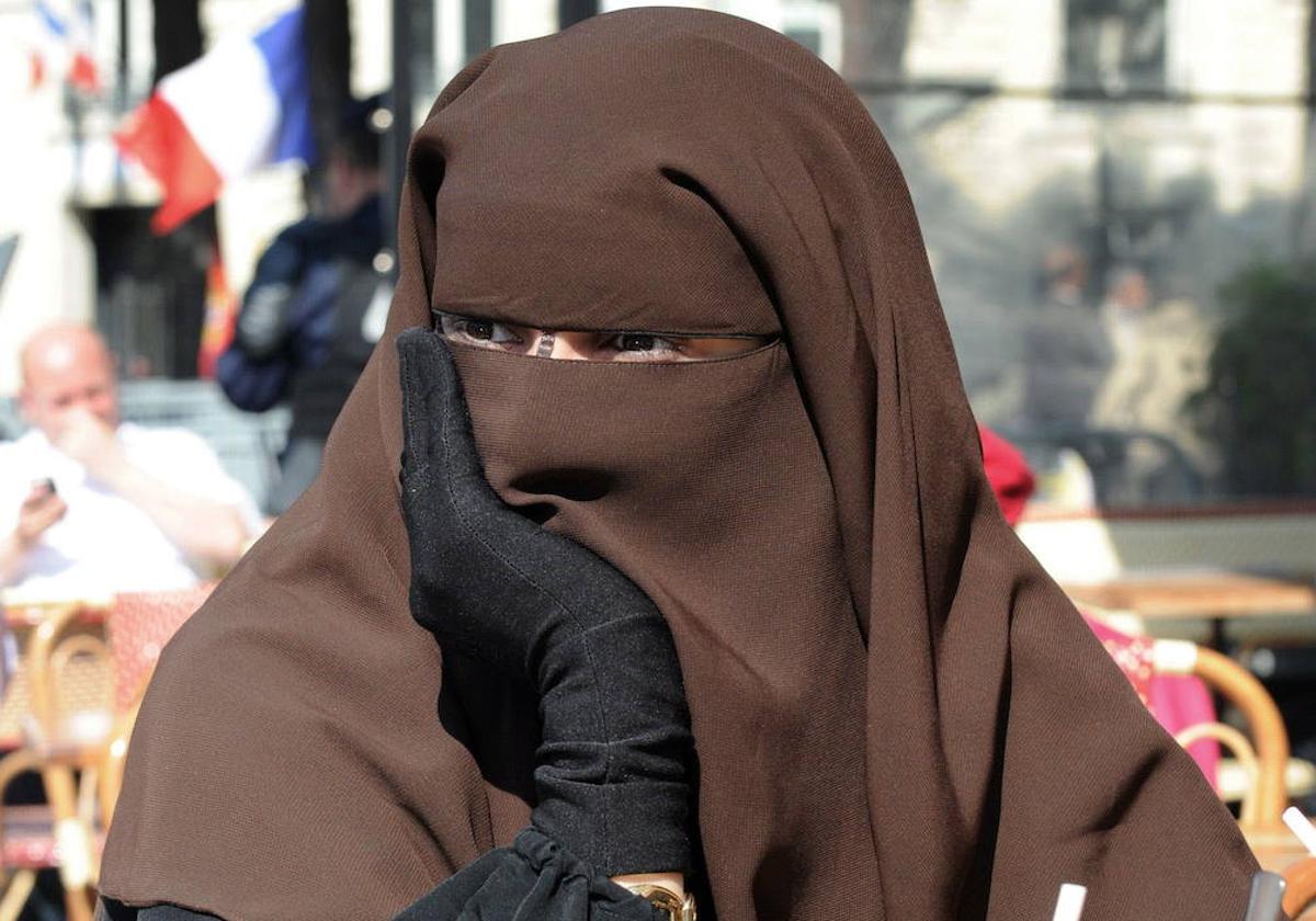 Mujer con niqab.