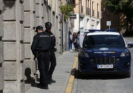 Agentes policiales esperan frente a la Audiencia Provincial.