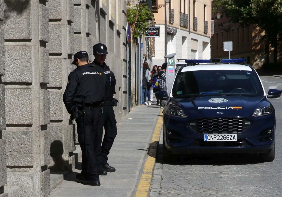 Agentes policiales esperan frente a la Audiencia Provincial.