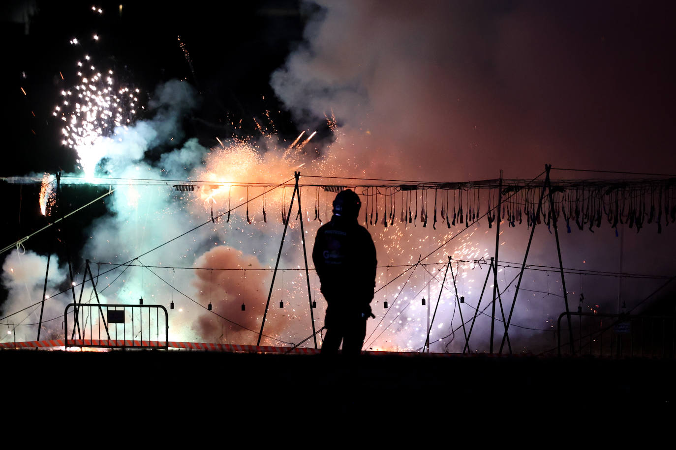 El fin de fiestas con la mascletá y los fuegos artificiales, foto a foto