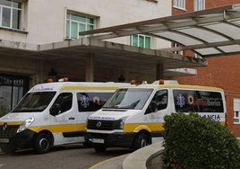 Dos ambulancias en el Hospital de Palencia, en una imagen de archivo.