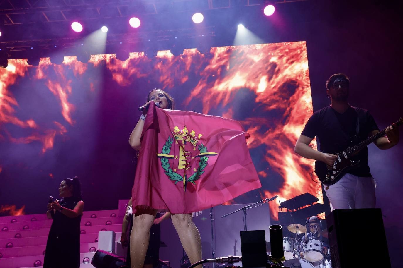 Imágenes del soul y blues de Linda Burneti en su concierto de fiestas