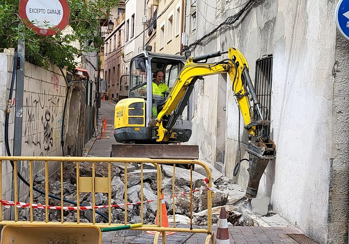 Un operario avanza en el picado de la calle Rosario.