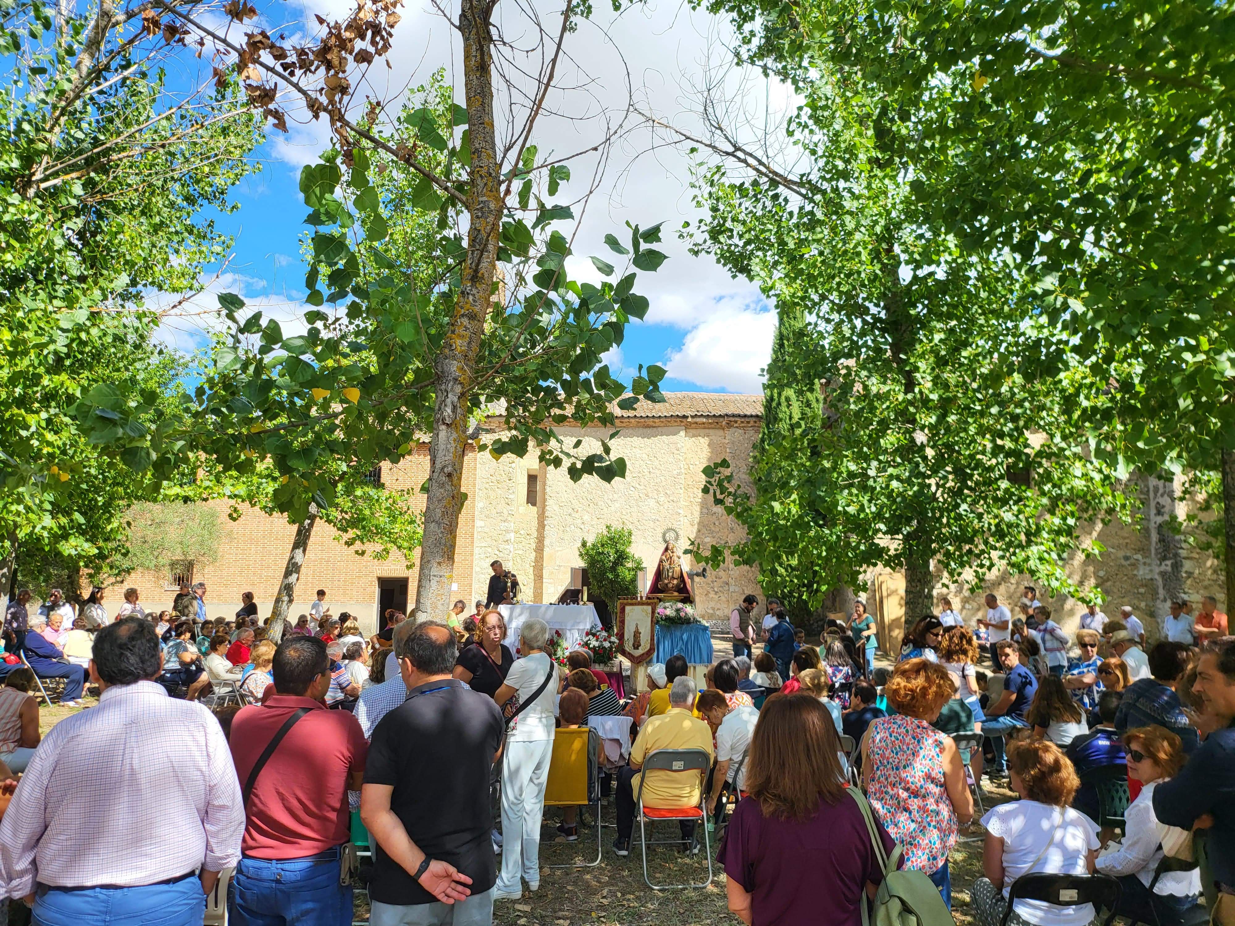 Celebración de la eucaristía en la ermita de Mojados.