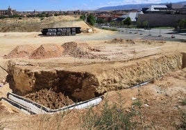 Tuberías colocadas en una zanja durante el proceso de urbanización para la ampliación del Complejo Asistencial de Segovia.