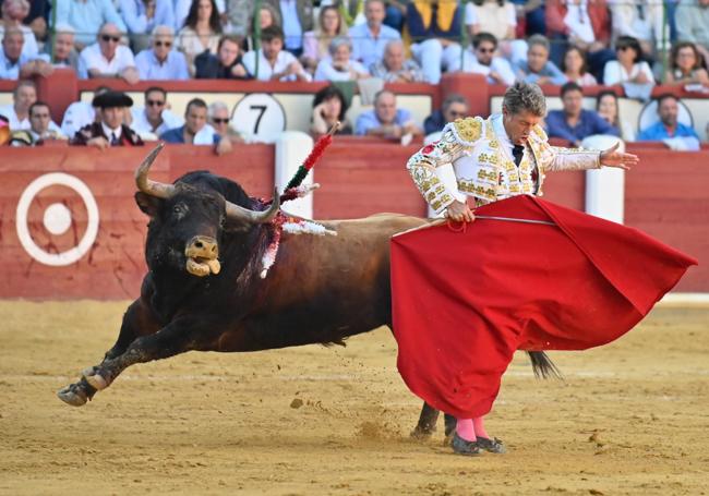 Un lance de Manuel Escribano sobre el ruedo.