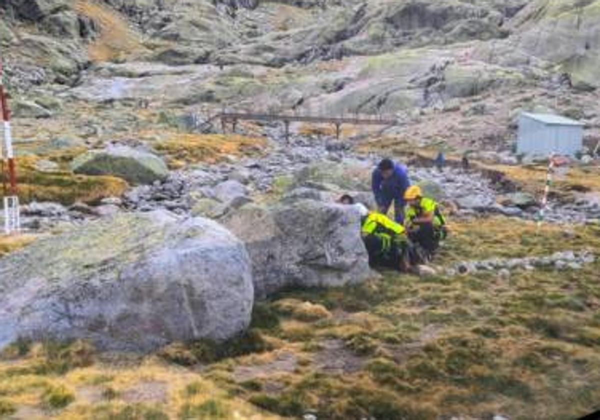 El equipo de emergencias atiende al accidentado.