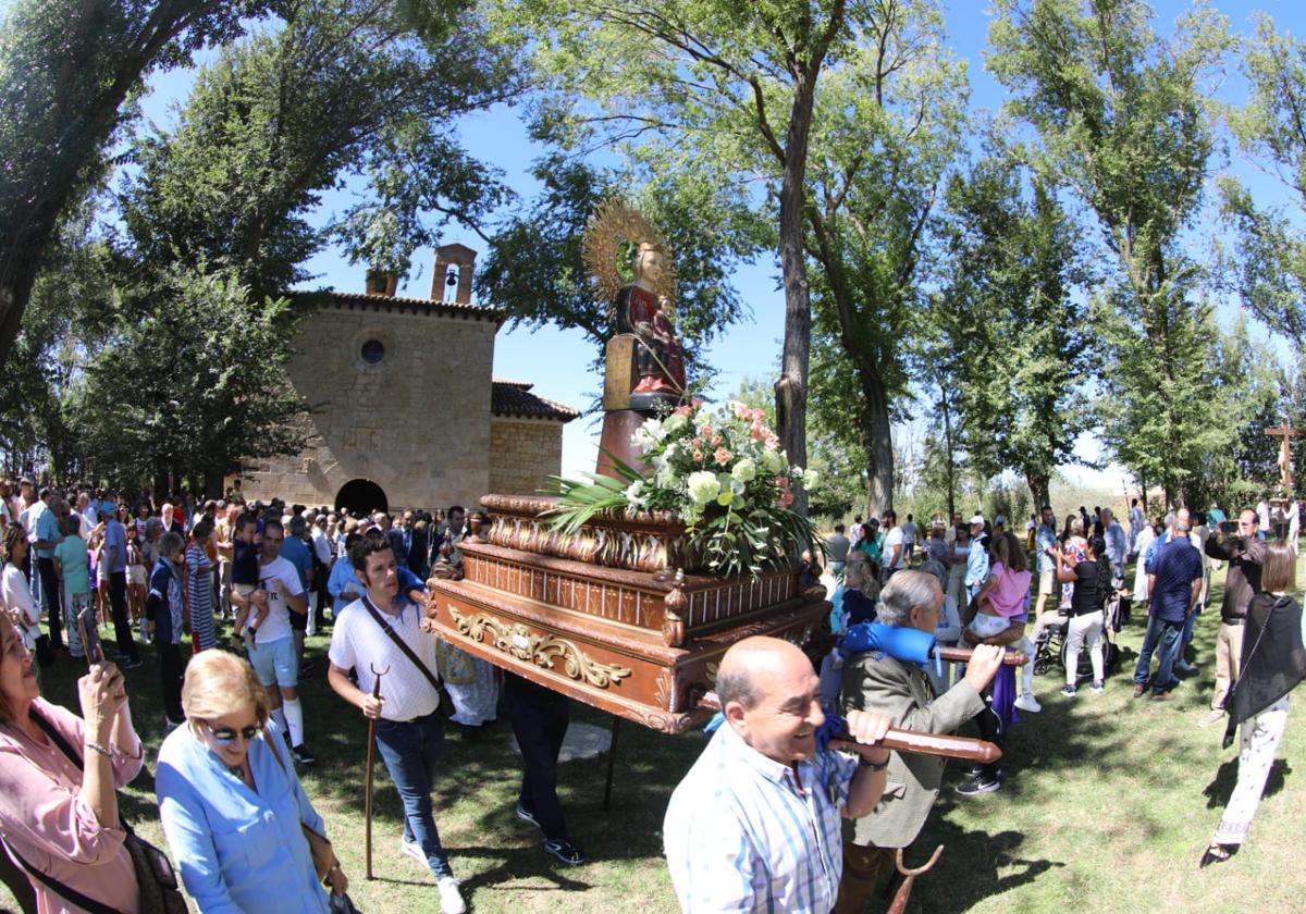 Procesión en Rioseco desde la ermita de la Virgen de Castilviejo.