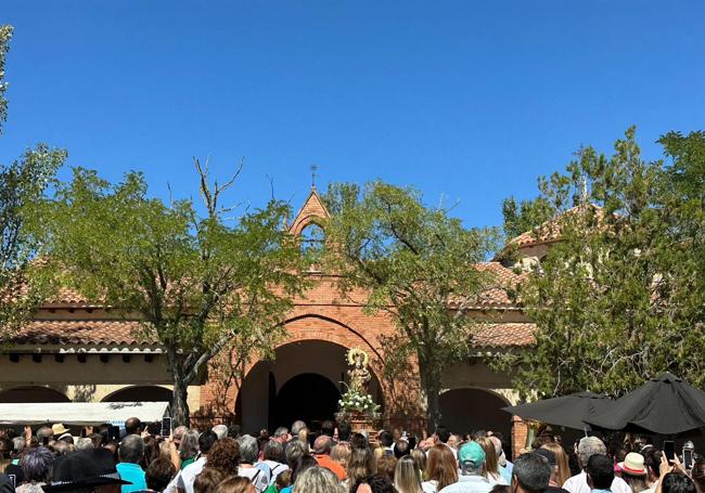 Procesión de Villalón en la ermita de la Virgen de Fuentes.