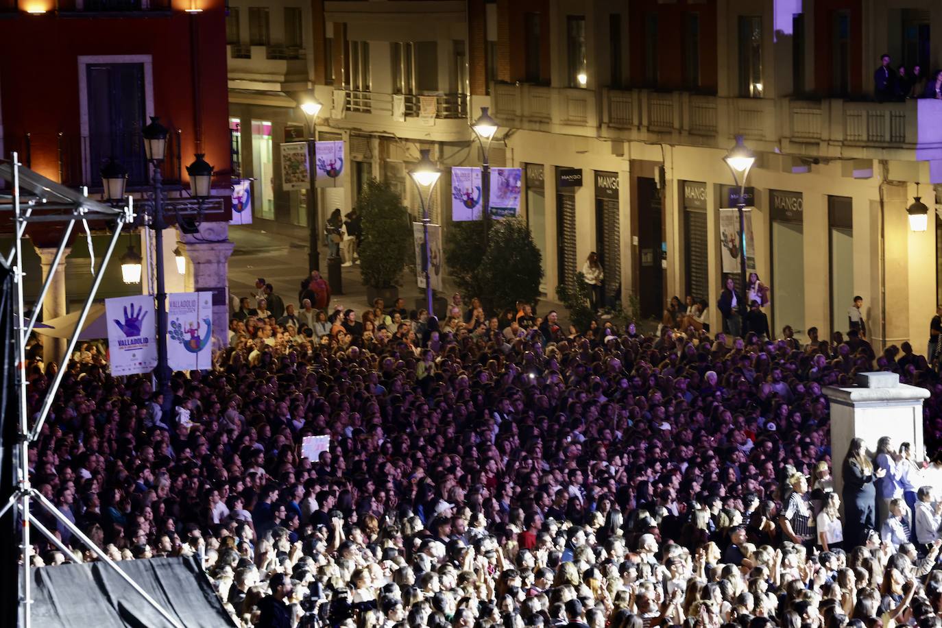 Las fotos del llenazo de Ana Mena en la Plaza Mayor pucelana