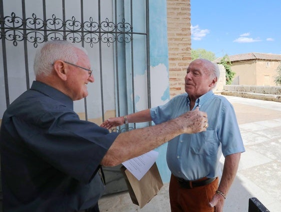 Nicolás Castellanos, a la izquierda, saluda a Francis Chapelet el pasado 18 de agosto en Abarca.