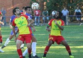 Abraham y Fer tratan de frenar a un jugador becerrileño.